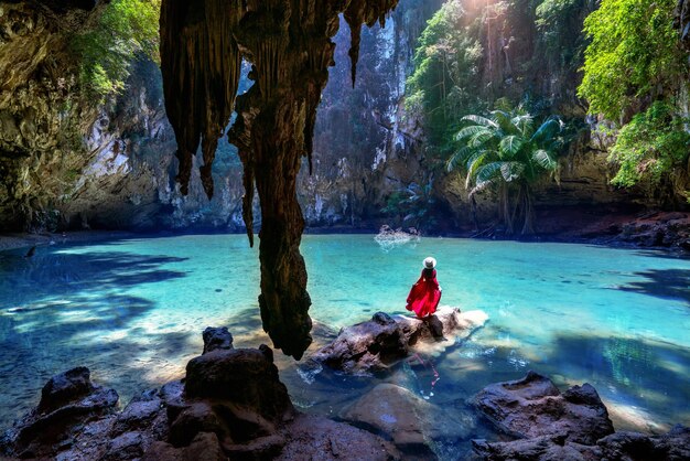 Donna che gode nella laguna della principessa a Railay, Krabi in Thailandia.