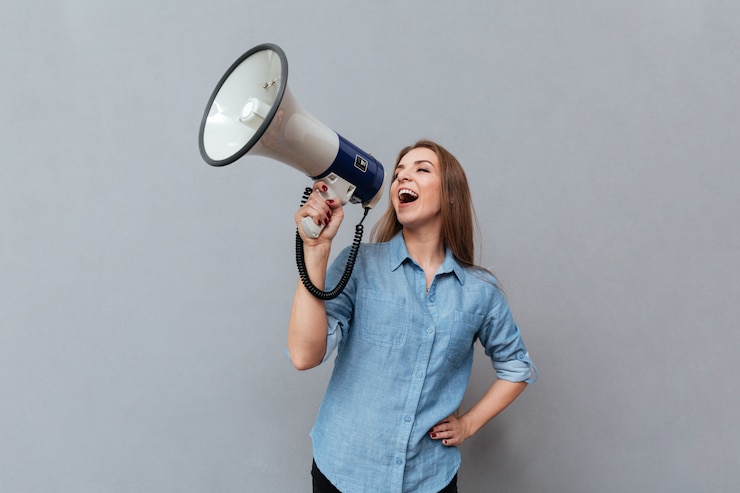 Foto gratuito donna che grida in megafono