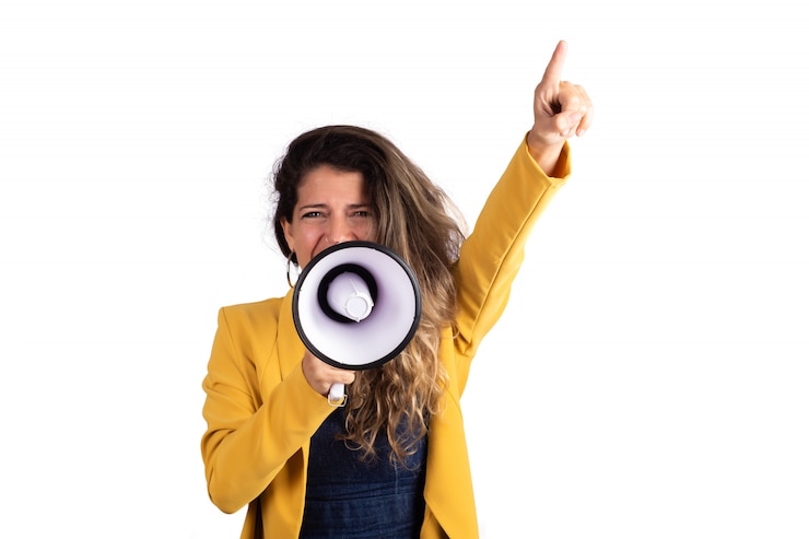 Foto gratuito donna che grida su un megafono.
