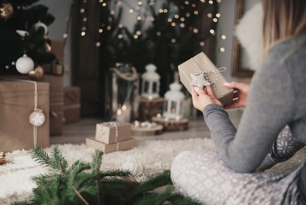 Donna che guarda i regali di Natale fatti a mano