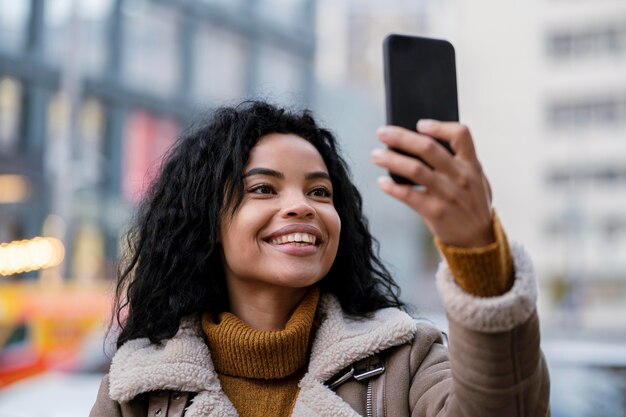 Donna che guarda il suo smartphone all'esterno