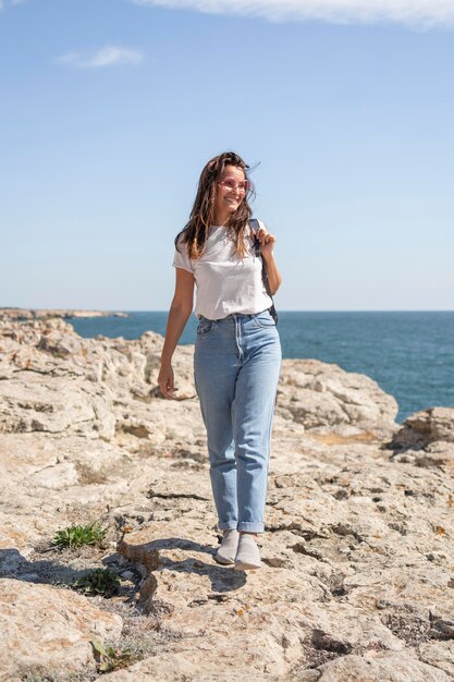 Donna che guarda lontano mentre si cammina sulla spiaggia