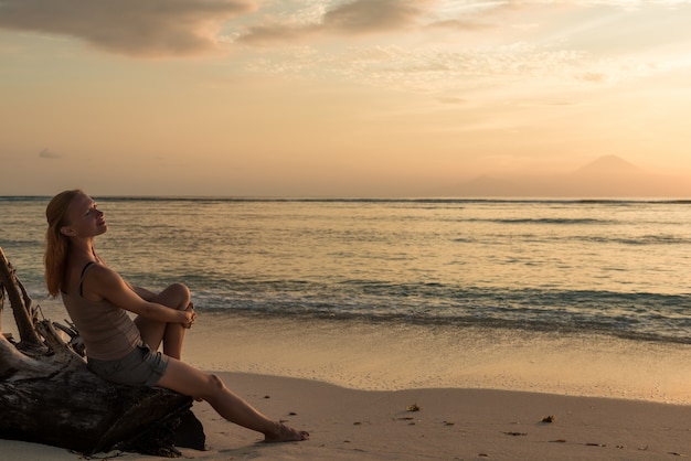 Donna che guarda tramonto