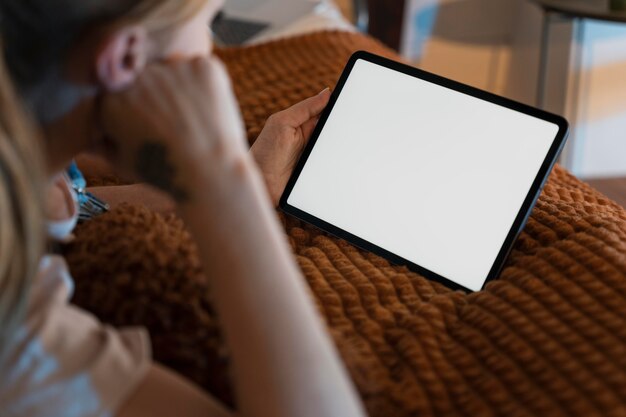 Donna che guarda un film sul servizio di streaming a casa