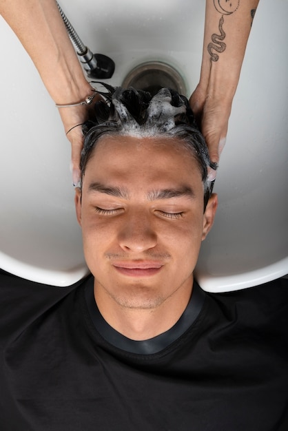 Donna che ha i capelli lavati al parrucchiere latino