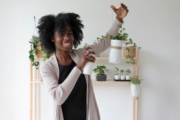 Donna che ha un giardino sostenibile in casa