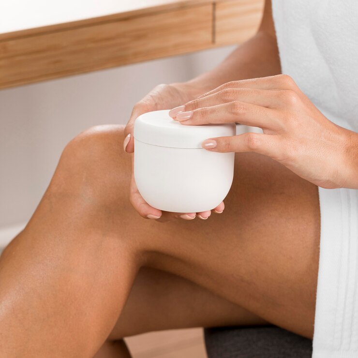 Foto gratuito donna che ha una giornata rilassante e crema