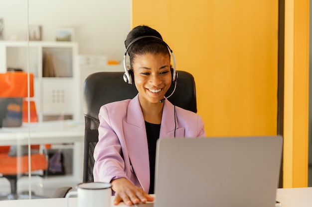 Donna che ha una riunione in linea per lavoro