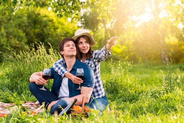 Donna che indica la direzione con la mano per l&#39;uomo