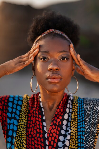 Donna che indossa abiti africani nativi in spiaggia