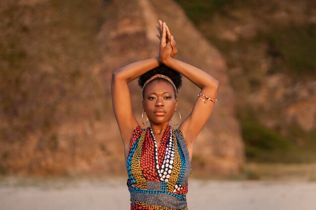 Donna che indossa abiti africani nativi in spiaggia