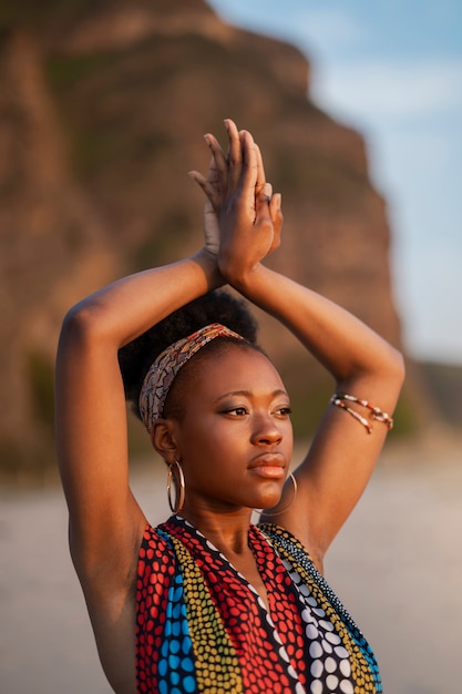 Donna che indossa abiti africani nativi in spiaggia