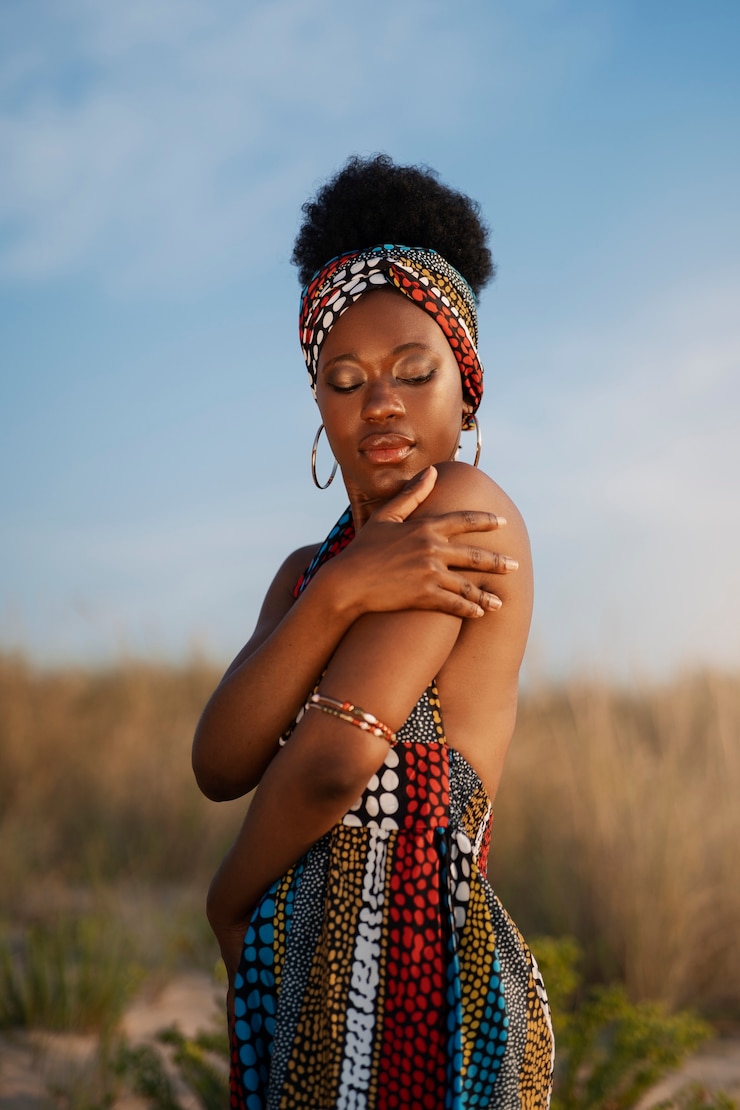 Foto gratuito donna che indossa abiti africani nativi in un ambiente arido
