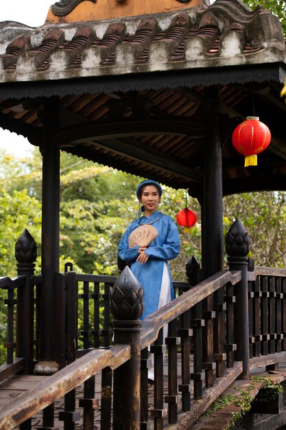 Donna che indossa abiti tradizionali ao dai