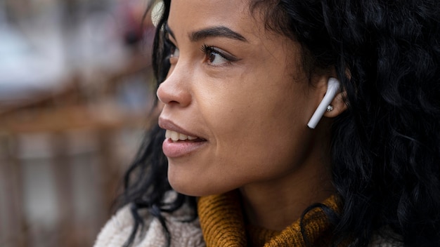 Donna che indossa gli auricolari per ascoltare musica