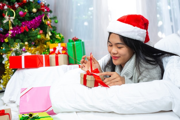 donna che indossa il cappello di Natale felice con un regalo di Natale