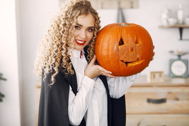 Donna che indossa il costume nero. Signora con trucco di halloween.