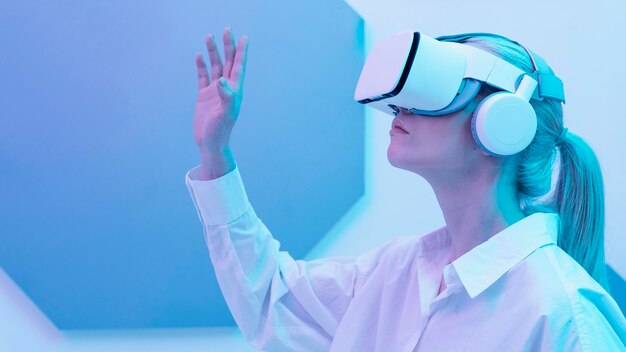 Donna che indossa il simulatore di realtà virtuale
