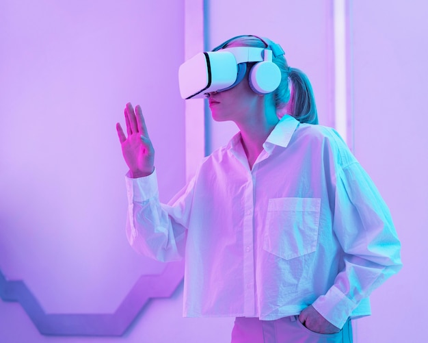 Donna che indossa il simulatore di realtà virtuale