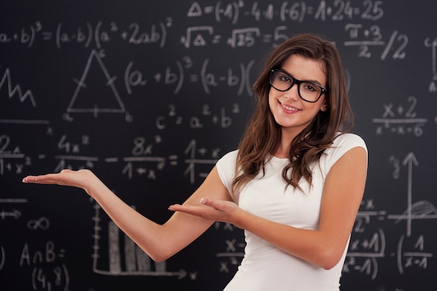 Donna che indossa in bicchieri che mostrano formule matematiche