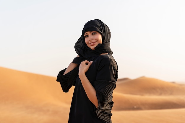 Donna che indossa l'hijab nel deserto