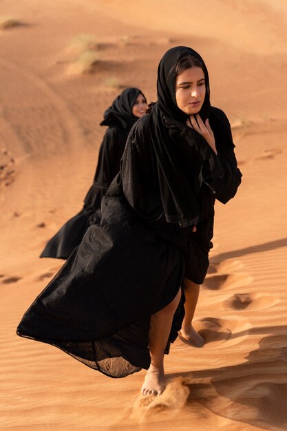 Donna che indossa l'hijab nel deserto