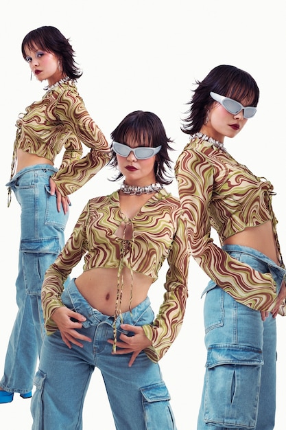 Donna che indossa la moda anni 2000