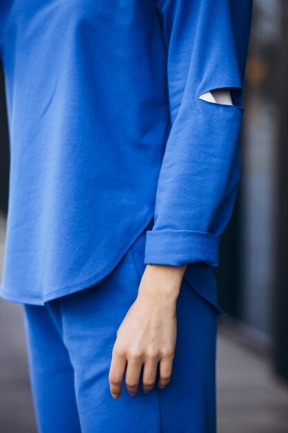 Donna che indossa panni sportivi blu
