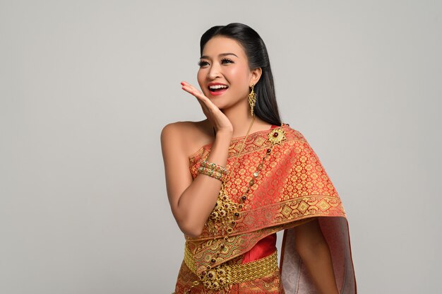 Donna che indossa un abito thailandese che ha fatto un simbolo della mano