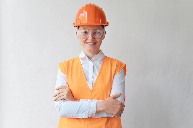 Donna che indossa un'attrezzatura speciale di protezione industriale