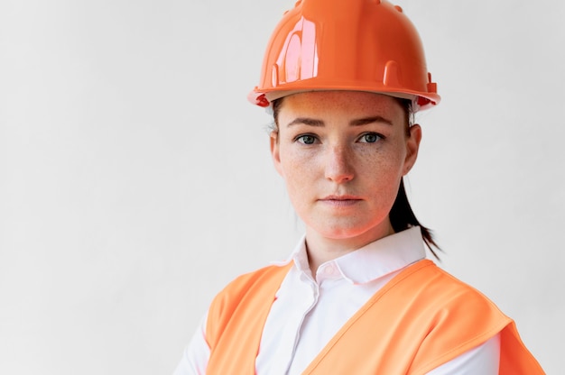 Donna che indossa un'attrezzatura speciale di protezione industriale