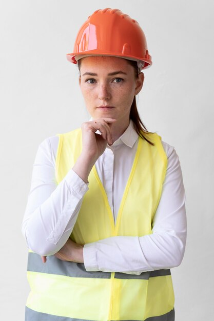 Donna che indossa un'attrezzatura speciale di protezione industriale