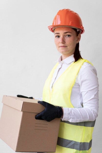 Donna che indossa un'attrezzatura speciale di protezione industriale