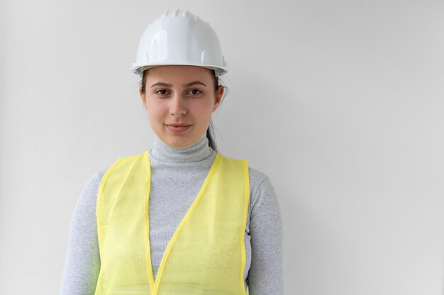 Donna che indossa un'attrezzatura speciale di protezione industriale