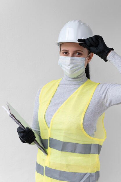 Donna che indossa un'attrezzatura speciale di protezione industriale