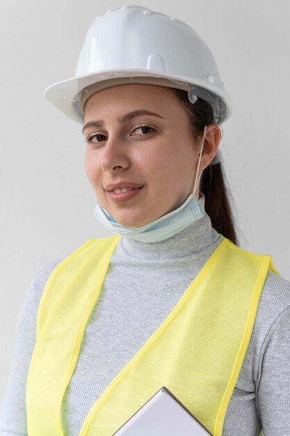 Donna che indossa un'attrezzatura speciale di protezione industriale