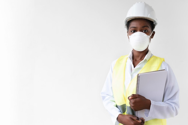 Donna che indossa un'attrezzatura speciale di protezione industriale