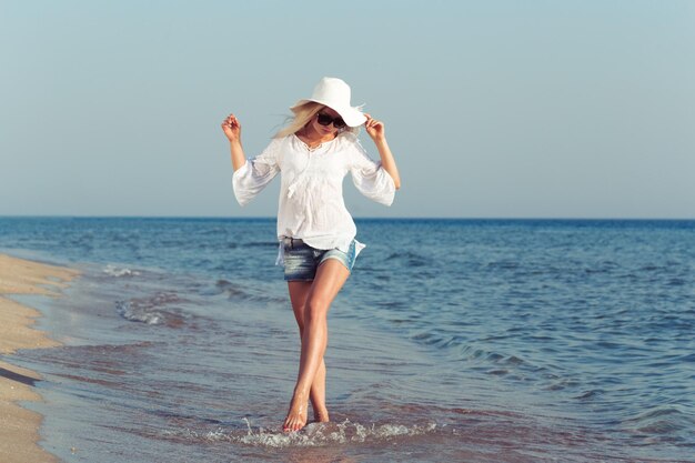 Donna che indossa un cappello di paglia