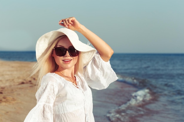 Donna che indossa un cappello di paglia