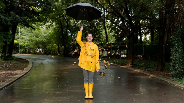 Donna che indossa un cappotto di pioggia giallo