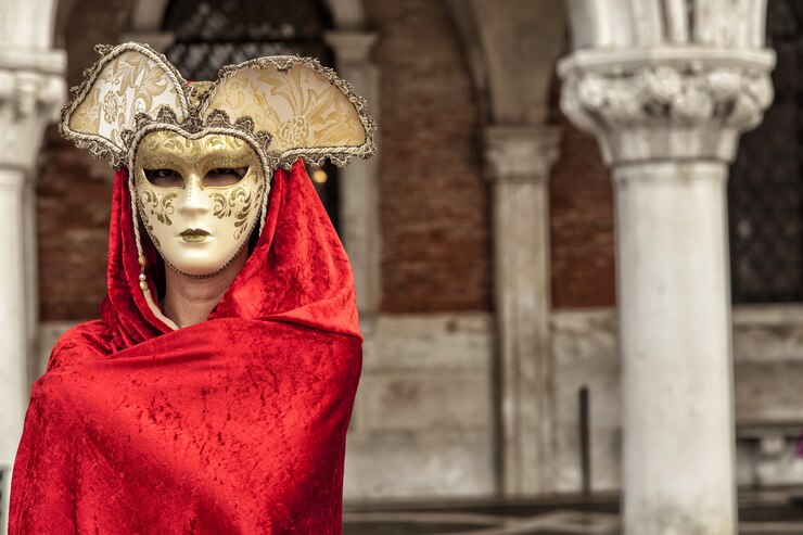 Foto gratuito donna che indossa una maschera misteriosa