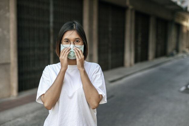 Donna che indossa una maschera per strada.