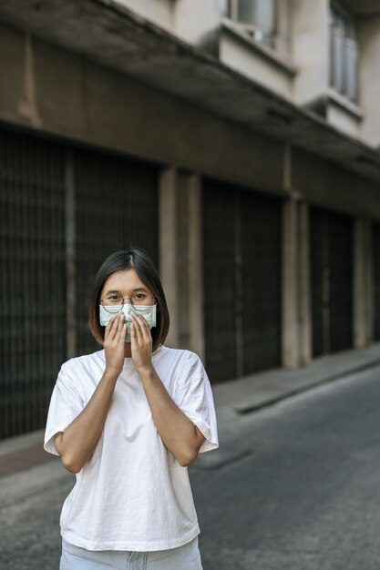 Donna che indossa una maschera per strada.