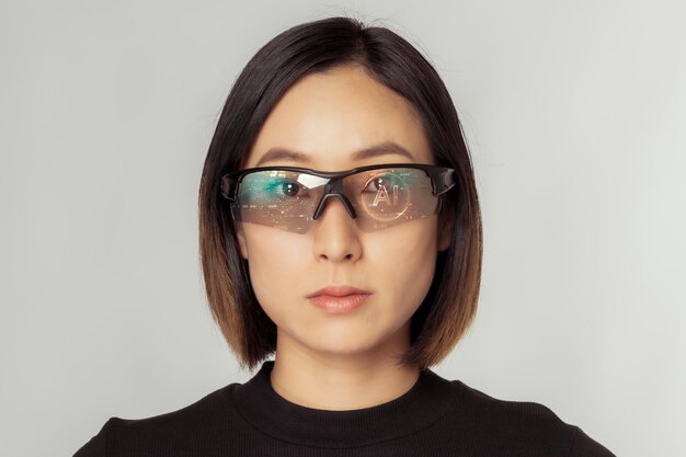Donna che indossa una tecnologia futuristica in vetro vr