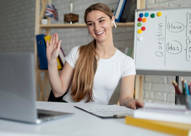 Donna che insegna agli studenti una lezione di inglese online