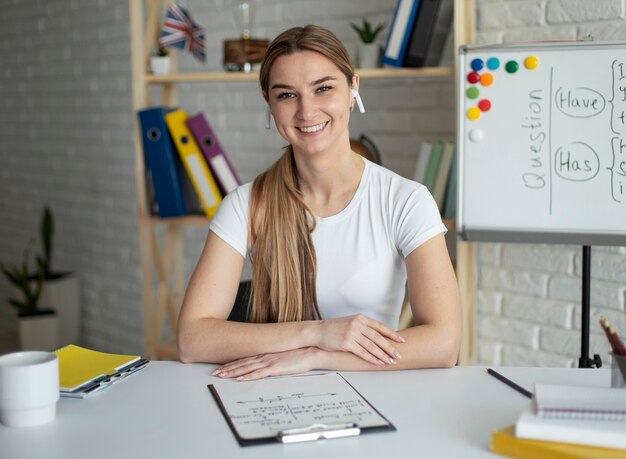 Donna che insegna agli studenti una lezione di inglese online