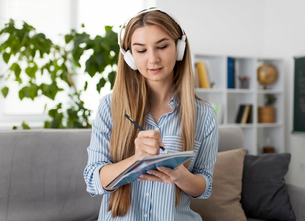 Donna che insegna ai bambini in classe di inglese online