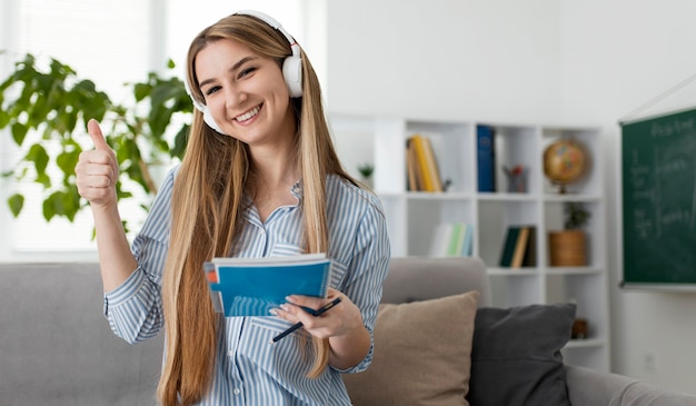 Donna che insegna ai bambini in classe di inglese online