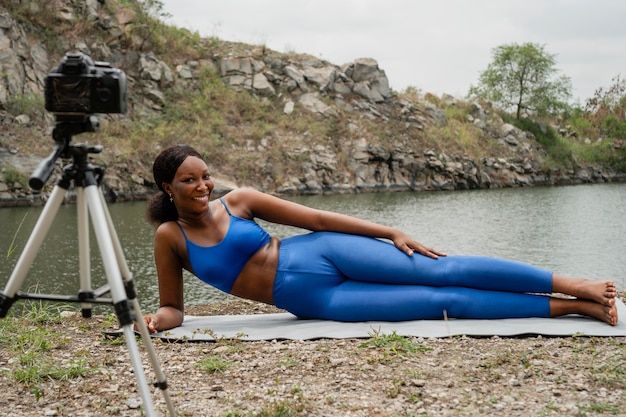 Donna che insegna ai suoi studenti pose di yoga