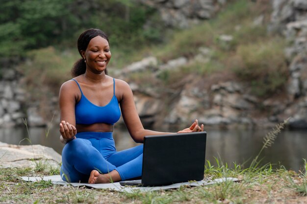 Donna che insegna ai suoi studenti pose di yoga